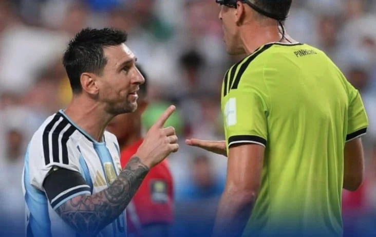Messi Adu Mulut dengan Wasit Portugal: Hormati Saya, Bicaralah yang Baik!