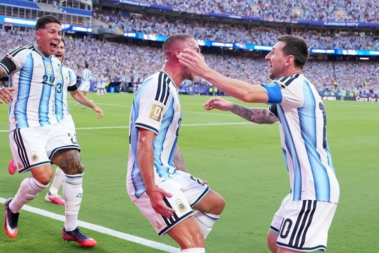 Pemain Timnas Argentina Alexis Mac Allister (tengah) merayakan golnya bersama rekan setimnya Lionel Messi (kanan) dalam pertandingan perempat final antara Argentina vs Swiss pada Piala Dunia FIFA 2026 di Kansas City Stadium, Kansas City, Amerika Serikat, Minggu (12/7/2026) pagi WIB. 