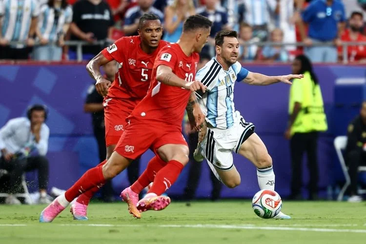 Gelandang Timnas Swiss nomor punggung 10, Granit Xhaka, dan penyerang Timnas Argentina nomor punggung 10, Lionel Messi, berebut bola selama pertandingan perempat final Piala Dunia 2026 antara Argentina vs Swiss di Kansas City Stadium, Kansas City, pada Minggu (12/7/2026) pagi WIB.