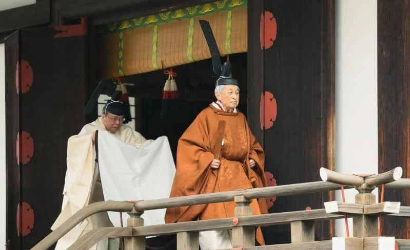 Kaisar Emeritus Jepang Akihito (kanan). (twitter.com/IrishEmbJapanEN)