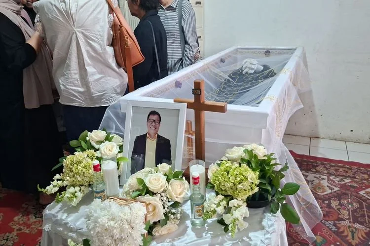 Jenazah mendiang komedian Simson Rarameha Ngadang alias Temon di rumah duka, Mampang Prapatan, Jakarta Selatan, Minggu (12/7/2026)