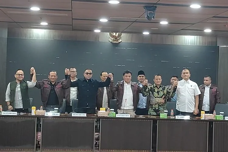 Momen Kejaksaan Agung dan Polri bergandengan tangan bersama pimpinan Komisi III DPR dalam konferensi pers pelimpahan tiga perkara dugaan korupsi, Sabtu (11/7/2026) di Gedung Kejagung, Jakarta.