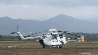 Gempuran 4 Helikopter Water Bombing Berhasil Taklukkan Api di TPA Jatiwaringin