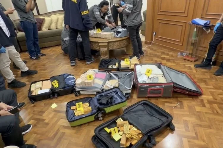 Polisi sedang menghitung jumlah emas batangan dan uang tunai dari dalam kawasan Sentul, Kecamatan Babakan Madang, Kabupaten Bogor. Dok Polres
