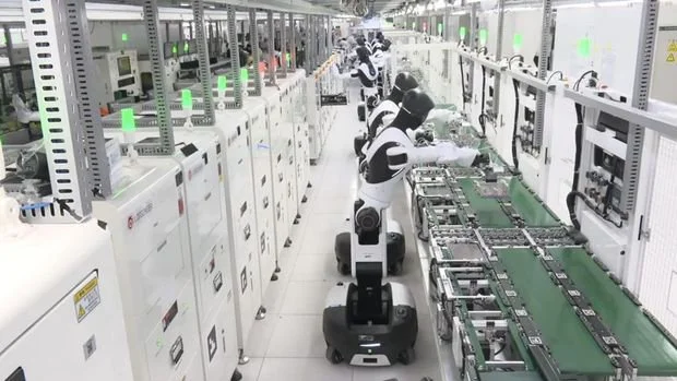 robot agibot jadi 'buruh' di pabrik perakitan tablet di china. foto: tangkapan layar video streaming agibot.