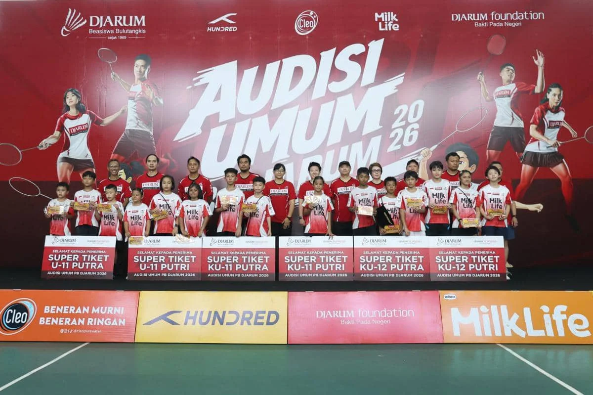 Para peserta muda penerima super tiket berpose bersama pelatih dan panitia dalam Audisi Umum Djarum 2026 di Pekanbaru.