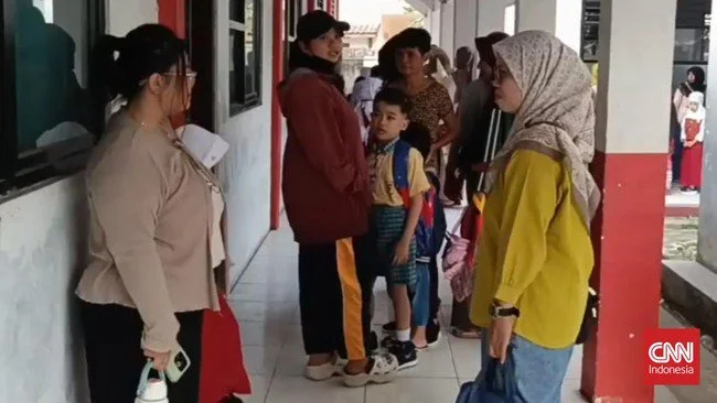 Ortu Siswa Rebutan Bangku Depan di Hari Pertama Sekolah Tangerang