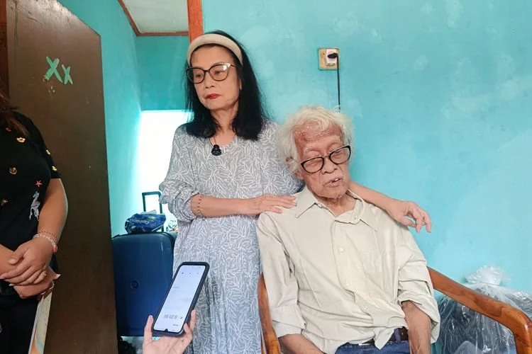 Heru Baskoro (84) anak dari penulis naskah proklamasi Sayuti Melik, saat ditemui di kontrakan dua petak, di Bojongmenteng, Kecamatan Rawalumbu, Kota Bekasi, Senin (13/7/2026). Ia dikabarkan hidup terlantar bersama sang istri dan kehabisan biaya pengobatan mata.