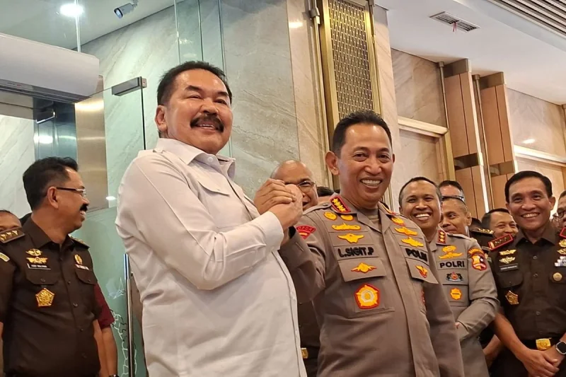 Momen Jaksa Agung-Kapolri Salam Komando, Tegaskan Kejaksaan-Polri Tetap Solid