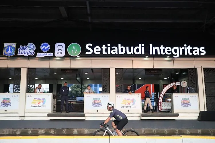 Gubernur DKI Jakarta, Pramono Anung meresmikan penataan Jalan HR Rasuna Said dan penamaan Halte Transjakarta Setiabudi Integrasi di Jalan HR Rasuna Said, Jakarta Selatan, Minggu (21/6). Selain meresmikan penataan Jalan HR Rasuna Said yang selesai tepat waktu, Pramono juga meresmikan penamaan Halte Gedung KPK menjadi Halte Setiabudi Integritas sebagai simbol penguatan budaya antikorupsi dan integritas di ruang publik strategis.