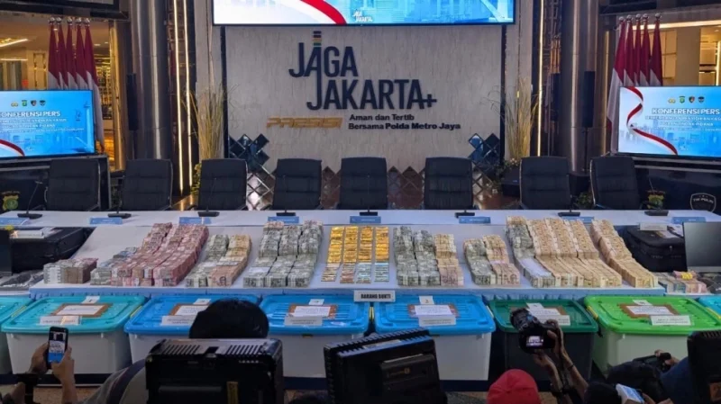FBI Turun Tangan! Dolar dan Emas 74 Kg Bukti Korupsi Eks Jampidsus Febrie Dicek Keasliannya