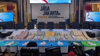 FBI Turun Tangan! Dolar dan Emas 74 Kg Bukti Korupsi Eks Jampidsus Febrie Dicek Keasliannya