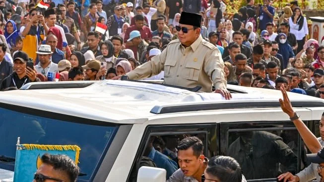 Presiden Prabowo Subianto (kedua kiri) bersama Gubernur NTB Lalu Muhamad Iqbal (tengah) menyapa warga usai meresmikan Bendungan Meninting di Desa Bukit Tinggi, Kecamatan Gunungsari, Lombok Barat, NTB, Jumat (10/7/2026). [ANTARA FOTO/Ahmad Subaidi/bar]