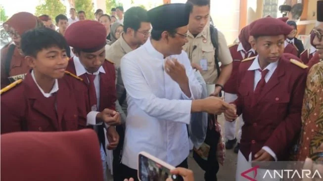 Pemerintah Kabupaten (Pemkab) Sampang, Jawa Timur mulai membuka pendaftaran bagi calon siswa Sekolah Rakyat (SR) di daerah itu pada tahun pelajaran 2026-2027. [ANTARA]