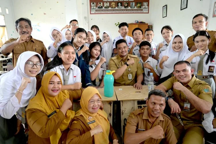 Gubernur Sumatera Utara Bobby Nasution membuka Masa Pengenalan Lingkungan Sekolah (MPLS) 2026 bagi siswa baru SMA, SMK, dan SLB Negeri se-Sumut di SMA Negeri 1 Binjai, Senin (13/7/2026).