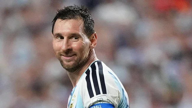 Pastor di AS Pakai Jersey Argentina Demi Undang Messi Cs ke Gereja
