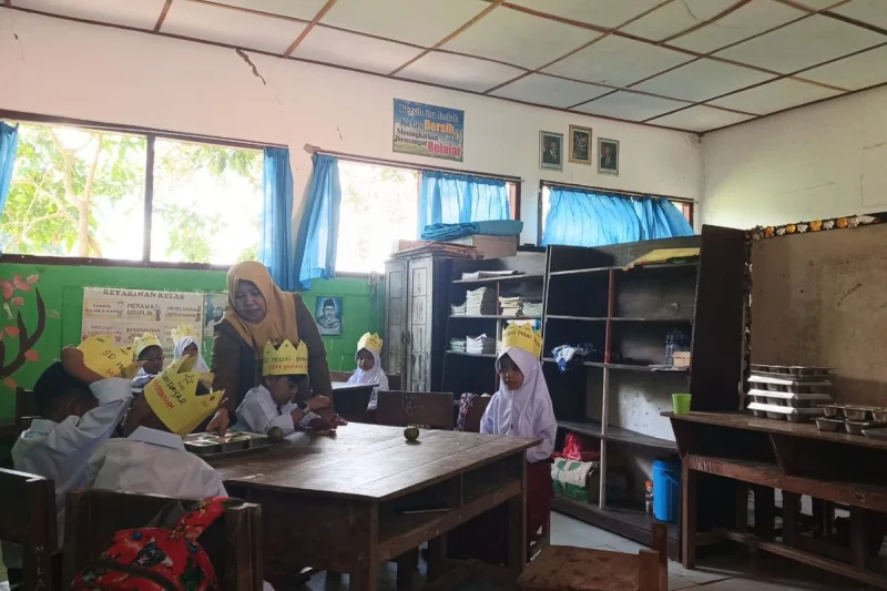 Sepuluh Bulan Siswa Minim Kelas, Baca Tulis di Tenda hingga Ruang Kelas Bersekat di Pamekasan