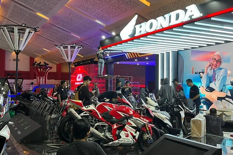 Suasana persiapan booth Honda di IIMS 2026