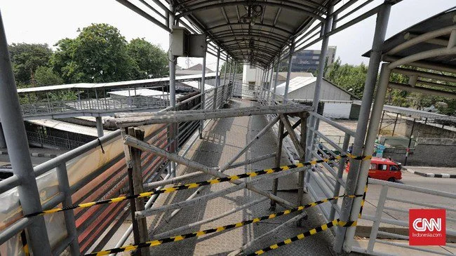 Truk Angkut Crane Nyangkut di JPO Tendean Diduga Akibat Sopir main HP