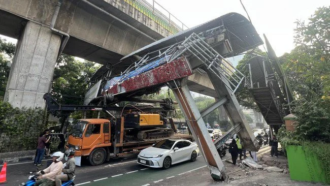 Polisi Periksa Sopir Truk Penabrak JPO di Tendean Jaksel