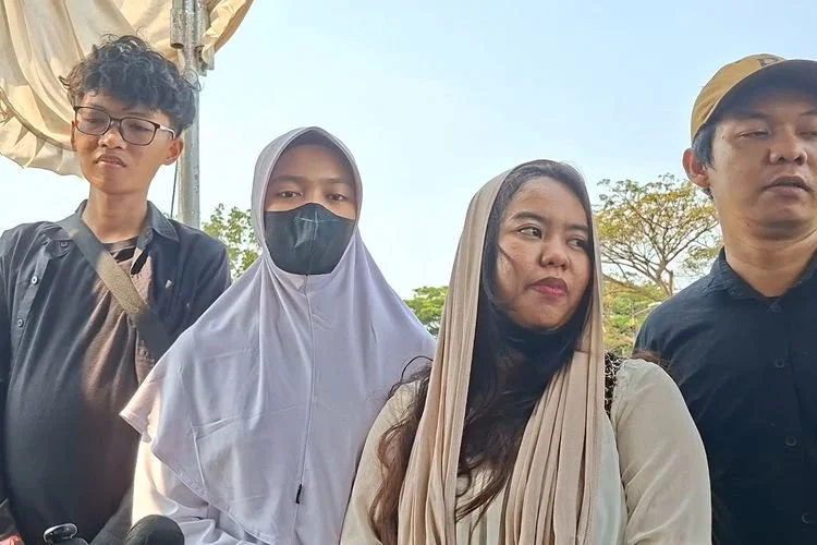 Anak-anak mendiang Temon saat ditemui usai pemakaman di TPU Tanah Kusir, Jakarta Selatan, Senin (13/7/2026).