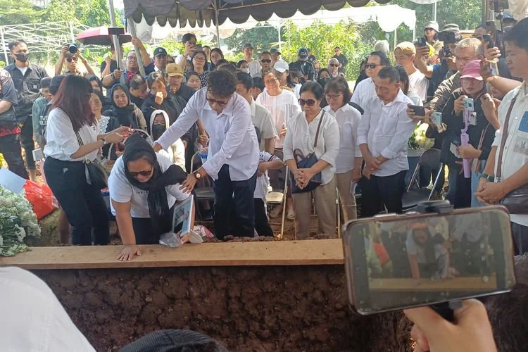 Pemakaman komedian sekaligus aktor Simson Rarameha Ngadang atau yang akrab disapa Temon di TPU Tanah Kusir, Jakarta Selatan, Senin (13/7/2026)