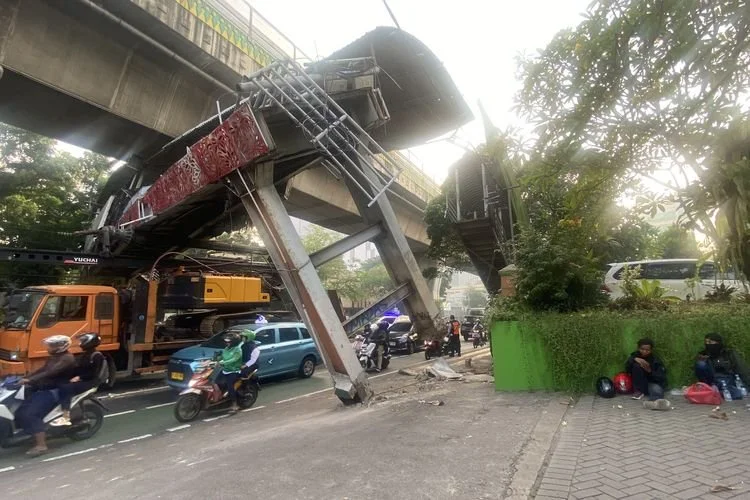 Kondisi JPO Mampang yang ditabrak truk pengangkut alat berat pada Selasa (14/7/2026) pagi.