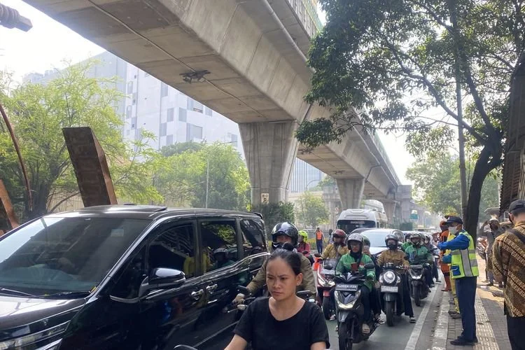 Jalan Kapten Tendean arah Blok M masih padat imbas truk pengangkut alat berat yang menabrak JPO Tendean, Selasa (14/7/2026) pagi.
