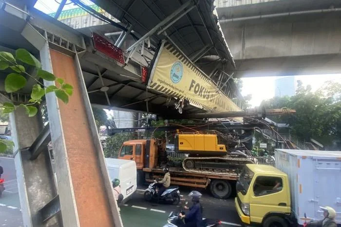 Dentuman Keras saat JPO Tendean Ditabrak Truk Bikin Panik Warga, Penghuni Kos Berhamburan Keluar
