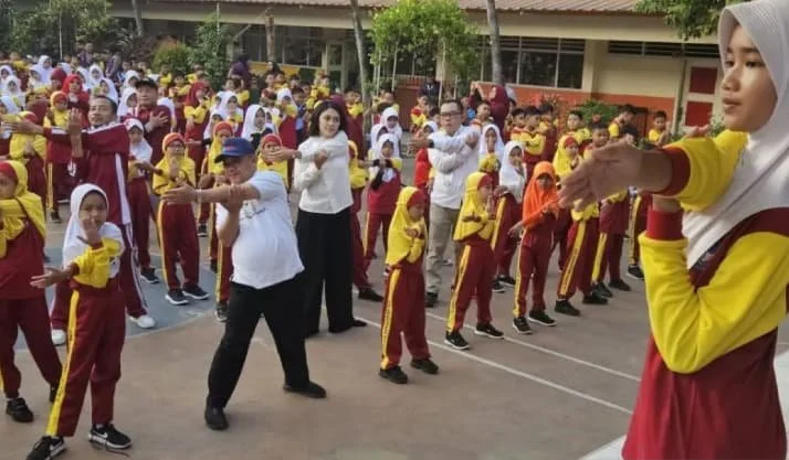 Mendikdasmen Sampaikan Tiga Pesan untuk Siswa SD Srengseng Sawah 15 Saat MPLS Ramah 2026