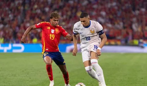 Lamine Yamal vs Kylian Mbappe pada laga Timnas Spanyol vs Timnas Prancis di Euro 2024 (Foto: FIFA)