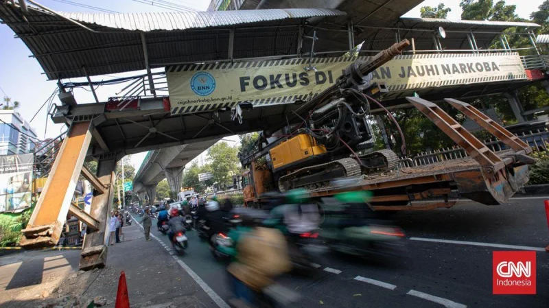 FOTO: Penampakan JPO Tendean Nyaris Roboh Ditabrak Truk Alat Berat