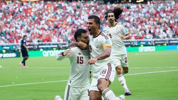 Soccer Football - FIFA World Cup 2026 - Group H - Uruguay v Spain - Estadio Guadalajara, Guadalajara, Mexico - June 26, 2026 Spain's Alex Baena celebrates scoring their first goal with Marc Cucurella and Rodri REUTERS/Eloisa Sanchez     TPX IMAGES OF THE DAY