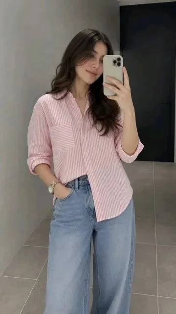 kemeja garis vertikal dan celana jeans high waist