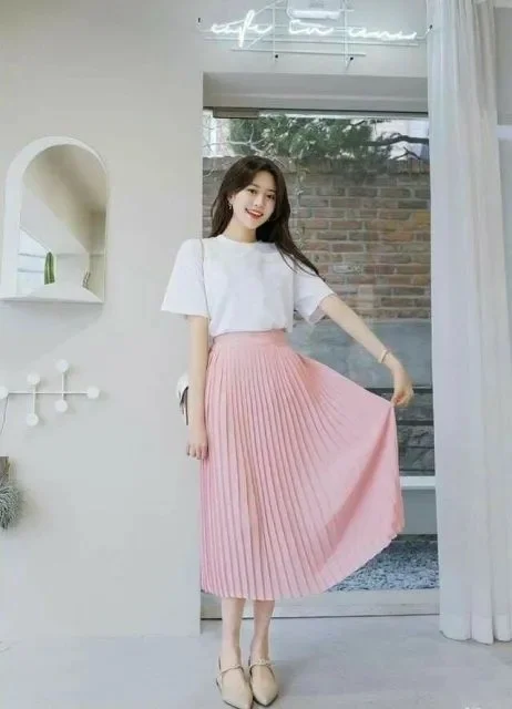 maxi skirt high waist dan atasan yang dimasukkan