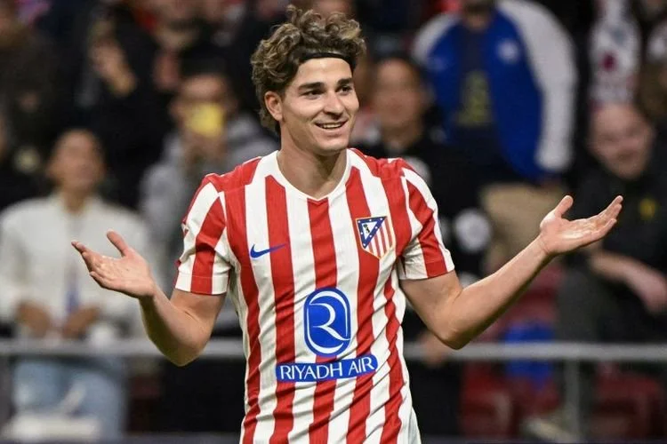 Penyerang Atletico Madrid, Julian Alvarez, merayakan gol ke gawang Rayo Vallecano pada laga lanjutan Liga Spanyol 2025-2026. (Photo by Javier SORIANO / AFP)