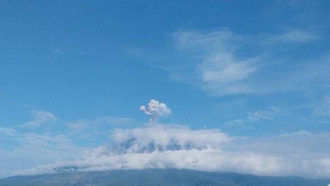 Semeru Erupsi 4 Kali Pagi Ini, Kolom Abu Tembus 1.300 Meter