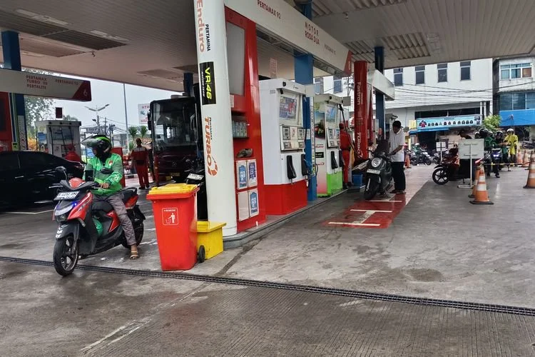 Situasi antren Pertalite SPBU kawasan Jatinegara, Jakarta Timur, Kamis (25/6/2026).