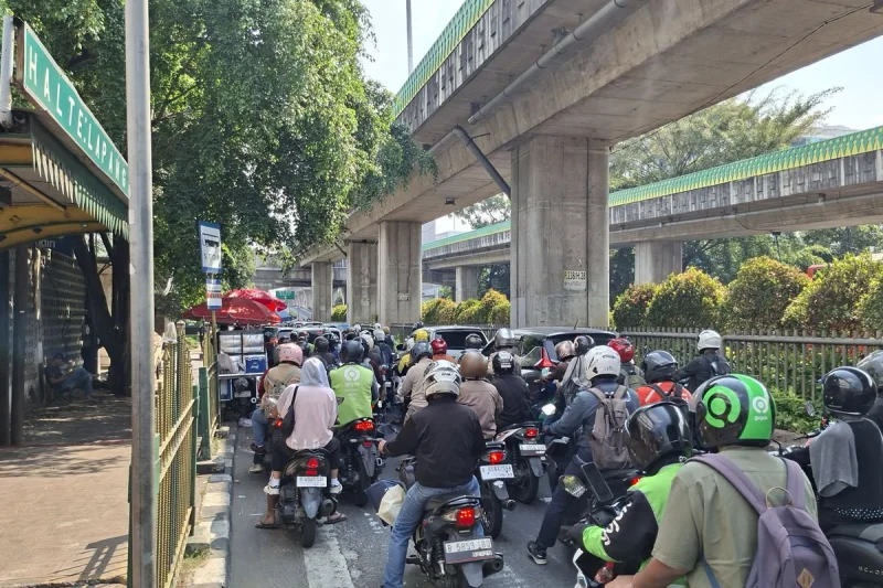 Macet Parah di Tendean dan Mampang Jaksel Imbas JPO Dibongkar, Ojol Matikan Aplikasi