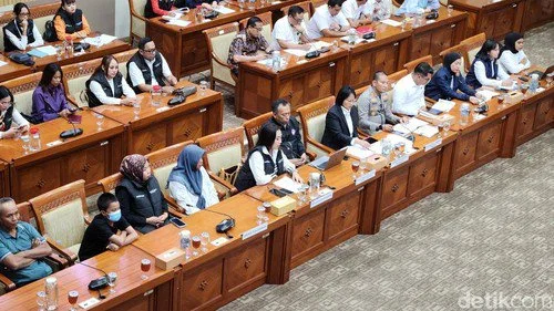 Komisi III DPR RI gelar RDPU bersama orang tua santri yang menjadi korban pembakaran hingga tewas di Ponpes Rosudatussaulatiyah Al Ibrahimy, Lombok Tengah, NTB, Senin (13/7/2026).