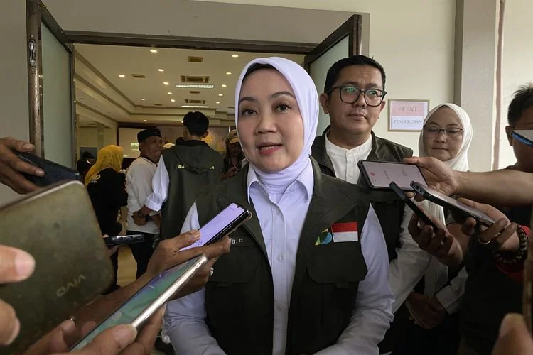 Ketua Umum Jabar Bergerak, Atalia Praratya saat diwawancarai terkait pelantikan pengurusan Jabar Bergerak Indramayu di Hotel Trisula Indramayu, Kamis (12/2/2026)