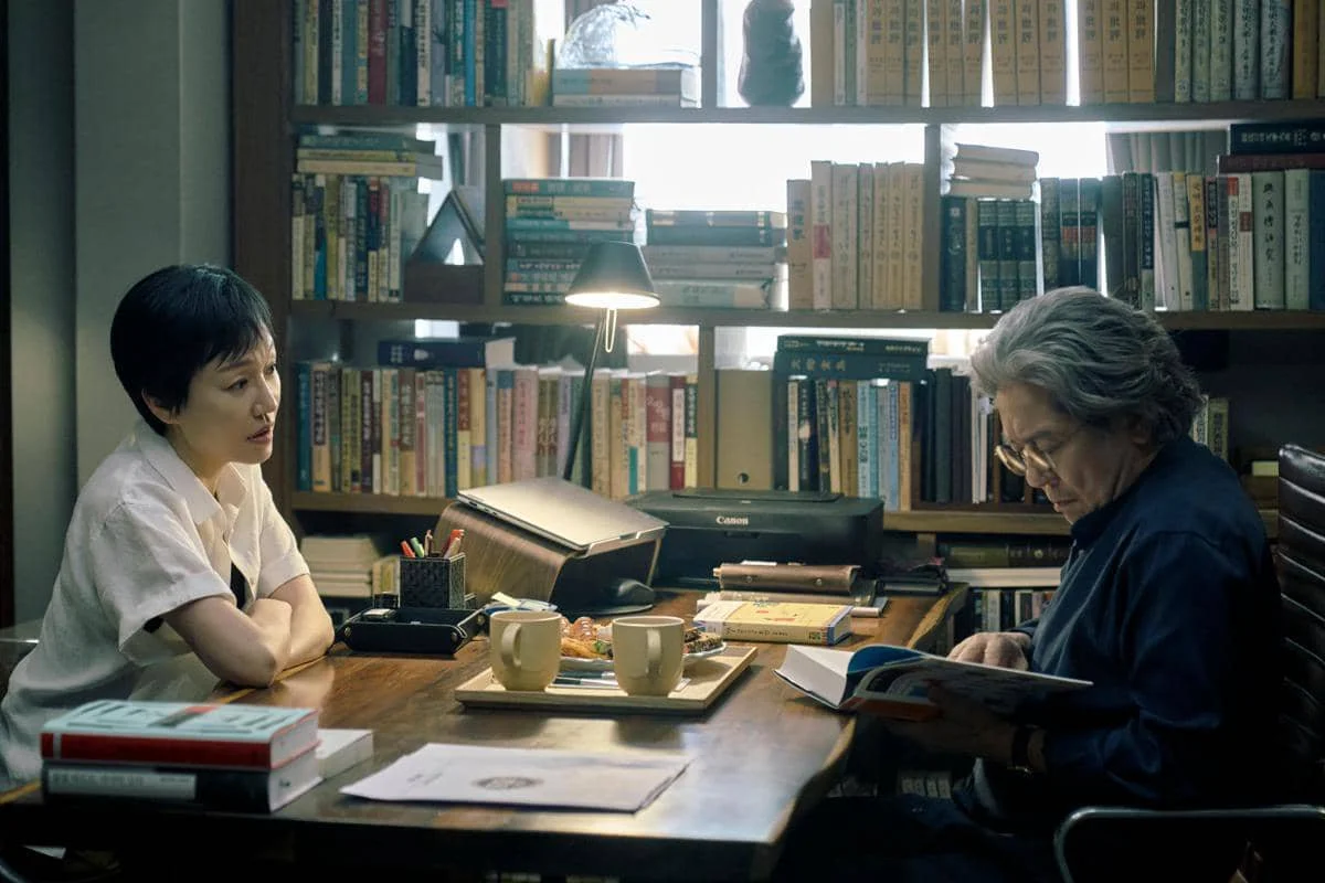 Choi Min Sik dan Jin Kyung di drakor Notes from the Last Row