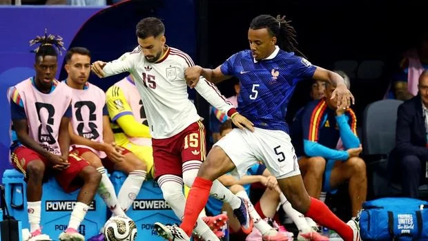 Soccer Football - FIFA World Cup 2026 - Semi Final - France v Spain - Dallas Stadium, Arlington, Texas, U.S. - July 14, 2026 France's Jules Kounde in action with Spain's Alex Baena REUTERS/Albert Gea