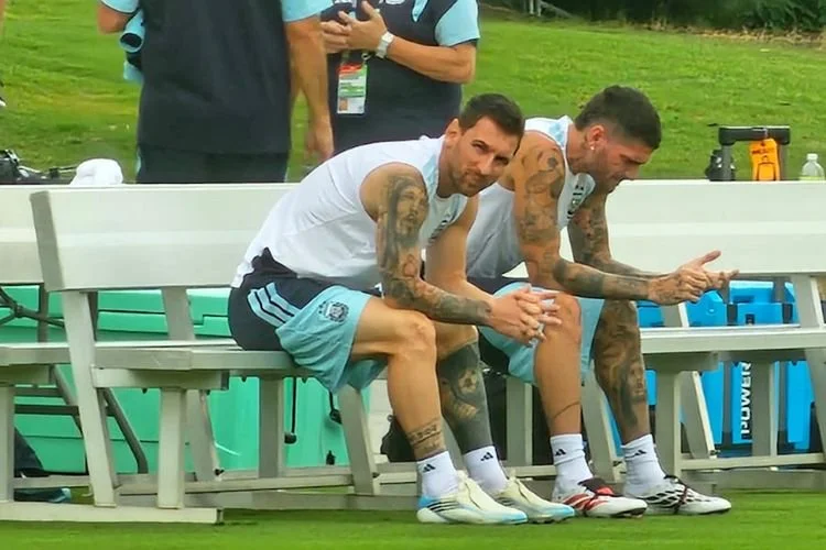 Lionel Messi (kiri) bersama Rodrigo De Paul (kanan) dalam sesi latihan timnas Argentina di Atlanta United Training Centre, Selasa (14/7/2026), jelang laga semifinal Piala Dunia 2026 melawan Inggris