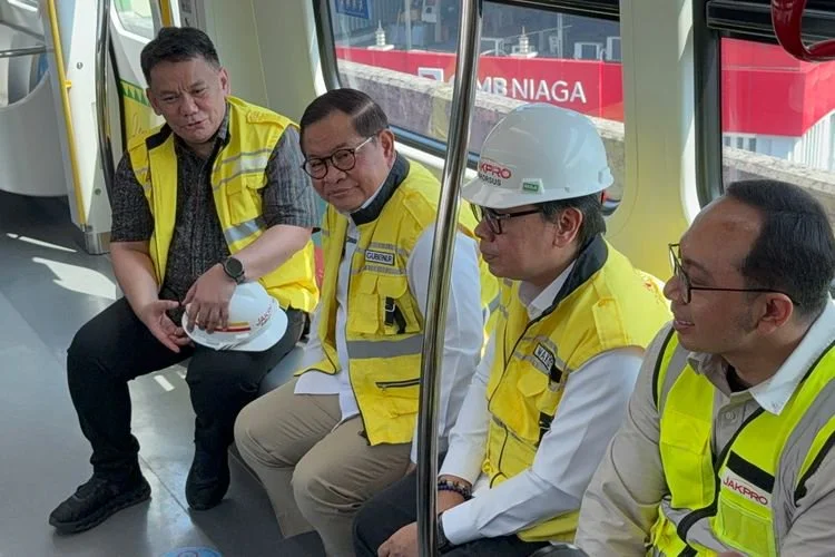 Gubernur DKI Jakarta Pramono Anung meninjau kesiapan LRT Jakarta (Stasiun LRT Jakarta Pegangsaan Dua hingga Stasiun LRT Jakarta Rawamangun, Selasa (14/7/2026).