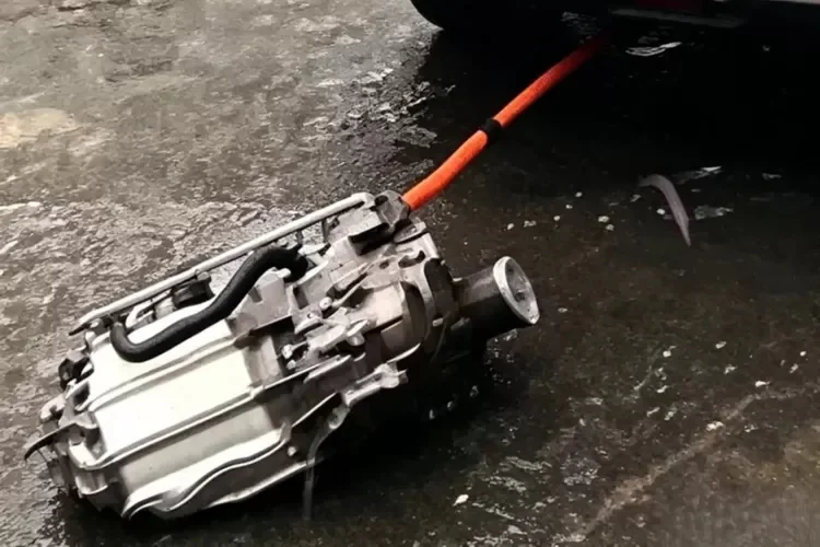 Komponen pada mobil listrik BYD Tang diduga terlepas saat banjir di China