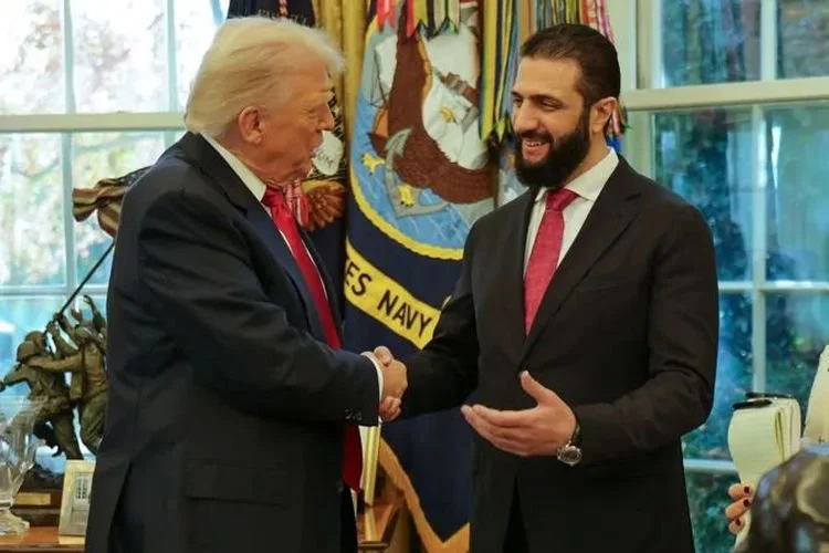 Foto yang dirilis oleh Kantor Berita Arab Suriah (SANA) pada 10 November 2025 ini menunjukkan Presiden AS Donald Trump (kiri) berjabat tangan dengan Presiden Suriah Ahmed Al Sharaa di Gedung Putih, Washington DC, AS.