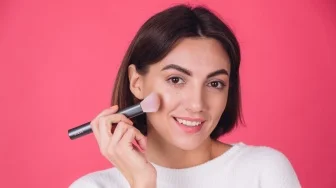 Bedak atau Blush On Dulu? Panduan Terbaik untuk Makeup Flawless dan Cantik
