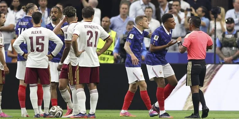 Kapten Timnas Perancis Kylian Mbappe (kedua dari kanan) berkomunikasi dengan wasit sementara Adrien Rabiot (kedua dari kiri) mendapat kartu kuning selama pertandingan semifinal antara Perancis vs Spanyol di Piala Dunia FIFA 2026 di Stadion Dallas, Dallas, Amerika Serikat, Rabu (15/7/2026) pukul 02.00 WIB.