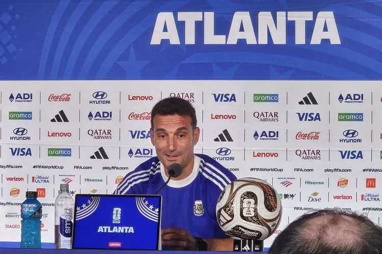 Pelatih Timnas Inggris, Thomas Tuchel, kala menjalani sesi konferensi pers di Stadion Atlanta, Selasa (14/7/2026) jelang laga semifinal Piala Dunia 2026 Inggris vs Argentina.